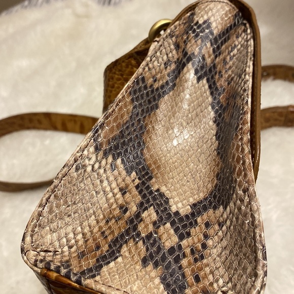 Brahmin snake print 9” crossbody w/gold tone-only callout gold closure - Picture 11 of 13